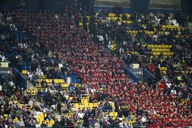 Fotos de los aficionados de Osasuna en la Supercopa de España en Riad. /