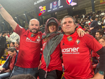 Fotos de los aficionados de Osasuna en la Supercopa de España en Riad. /