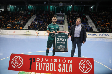 Antes del comienzo de partido frente al Viña Albali Valdepeñas en Anaitasuna, el directivo Esteban Iturbe le ha entregado una camiseta conmemorativa enmarcada con la cifra de encuentros disputados con el equipo verde