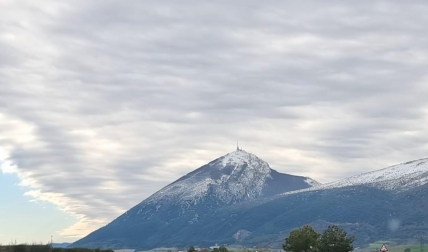 Nieve en la cara norte de la Higa de Monreal.