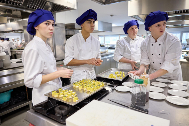 25 alumnos del centro de formación profesional CI Burlada, en la rama de técnicos de cocina y gastronomía, han preparado hoy siete platos con alimentos de Producción Integrada de Navarra, acogidos bajo la marca Reyno Gourmet