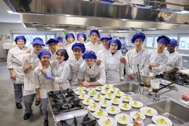 25 alumnos del centro de formación profesional CI Burlada, en la rama de técnicos de cocina y gastronomía, han preparado hoy siete platos con alimentos de Producción Integrada de Navarra, acogidos bajo la marca Reyno Gourmet