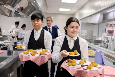 25 alumnos del centro de formación profesional CI Burlada, en la rama de técnicos de cocina y gastronomía, han preparado hoy siete platos con alimentos de Producción Integrada de Navarra, acogidos bajo la marca Reyno Gourmet