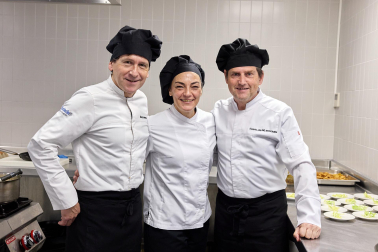25 alumnos del centro de formación profesional CI Burlada, en la rama de técnicos de cocina y gastronomía, han preparado hoy siete platos con alimentos de Producción Integrada de Navarra, acogidos bajo la marca Reyno Gourmet