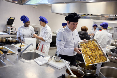 25 alumnos del centro de formación profesional CI Burlada, en la rama de técnicos de cocina y gastronomía, han preparado hoy siete platos con alimentos de Producción Integrada de Navarra, acogidos bajo la marca Reyno Gourmet