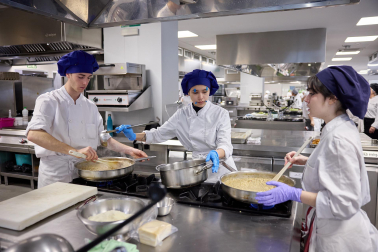 25 alumnos del centro de formación profesional CI Burlada, en la rama de técnicos de cocina y gastronomía, han preparado hoy siete platos con alimentos de Producción Integrada de Navarra, acogidos bajo la marca Reyno Gourmet