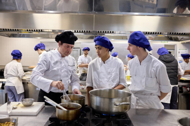 25 alumnos del centro de formación profesional CI Burlada, en la rama de técnicos de cocina y gastronomía, han preparado hoy siete platos con alimentos de Producción Integrada de Navarra, acogidos bajo la marca Reyno Gourmet
