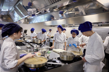25 alumnos del centro de formación profesional CI Burlada, en la rama de técnicos de cocina y gastronomía, han preparado hoy siete platos con alimentos de Producción Integrada de Navarra, acogidos bajo la marca Reyno Gourmet