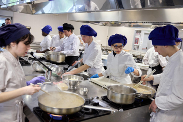 25 alumnos del centro de formación profesional CI Burlada, en la rama de técnicos de cocina y gastronomía, han preparado hoy siete platos con alimentos de Producción Integrada de Navarra, acogidos bajo la marca Reyno Gourmet
