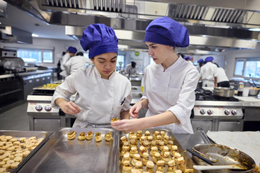 25 alumnos del centro de formación profesional CI Burlada, en la rama de técnicos de cocina y gastronomía, han preparado hoy siete platos con alimentos de Producción Integrada de Navarra, acogidos bajo la marca Reyno Gourmet