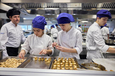 25 alumnos del centro de formación profesional CI Burlada, en la rama de técnicos de cocina y gastronomía, han preparado hoy siete platos con alimentos de Producción Integrada de Navarra, acogidos bajo la marca Reyno Gourmet