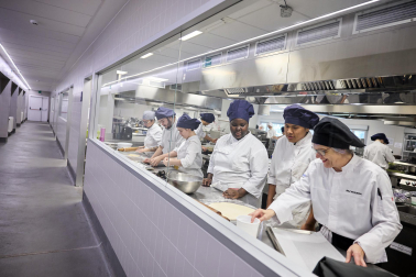 25 alumnos del centro de formación profesional CI Burlada, en la rama de técnicos de cocina y gastronomía, han preparado hoy siete platos con alimentos de Producción Integrada de Navarra, acogidos bajo la marca Reyno Gourmet