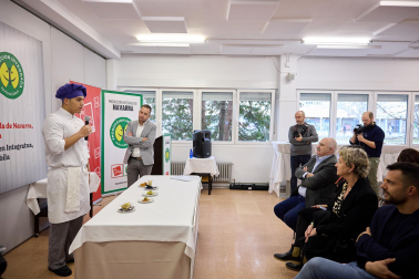 25 alumnos del centro de formación profesional CI Burlada, en la rama de técnicos de cocina y gastronomía, han preparado hoy siete platos con alimentos de Producción Integrada de Navarra, acogidos bajo la marca Reyno Gourmet