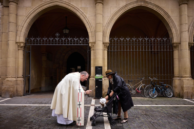 Bendición de animales por San Antón en la iglesia de San Nicolás de Pamplona.