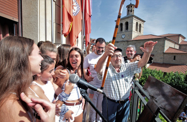 Patxi Buldain lanza el cohete en fiestas de Huarte de 2019