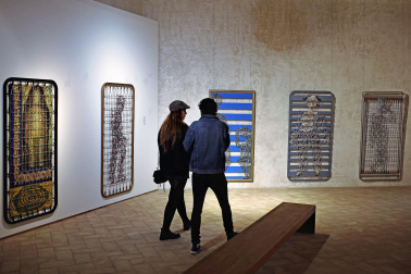Obras hechas con somieres de cama en la exposición del Condestable