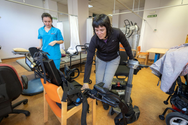 Imágenes de una terapia con exoesqueleto en la Asociación de Esclerosis Múltiple de Navarra