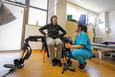 Imágenes de una terapia con exoesqueleto en la Asociación de Esclerosis Múltiple de Navarra