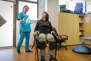 Imágenes de una terapia con exoesqueleto en la Asociación de Esclerosis Múltiple de Navarra