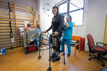 Imágenes de una terapia con exoesqueleto en la Asociación de Esclerosis Múltiple de Navarra