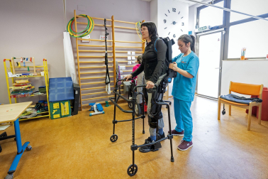 Imágenes de una terapia con exoesqueleto en la Asociación de Esclerosis Múltiple de Navarra