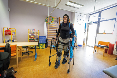 Imágenes de una terapia con exoesqueleto en la Asociación de Esclerosis Múltiple de Navarra