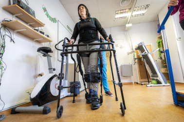 Imágenes de una terapia con exoesqueleto en la Asociación de Esclerosis Múltiple de Navarra