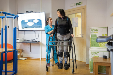 Imágenes de una terapia con exoesqueleto en la Asociación de Esclerosis Múltiple de Navarra