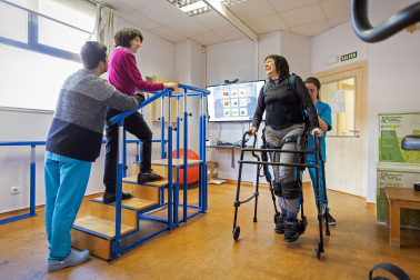 Imágenes de una terapia con exoesqueleto en la Asociación de Esclerosis Múltiple de Navarra