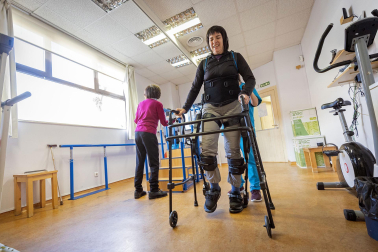 Imágenes de una terapia con exoesqueleto en la Asociación de Esclerosis Múltiple de Navarra