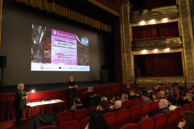 Grego Navarro, directora del Teatro Gayarre, y Santos García Lautre, director técnico, durante la sesión de este miércoles