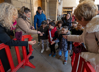 Reparto de monedas en el tradicional San Felices de Viana./