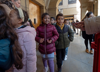 Reparto de monedas en el tradicional San Felices de Viana./