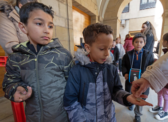 Reparto de monedas en el tradicional San Felices de Viana./
