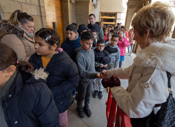 Reparto de monedas en el tradicional San Felices de Viana./
