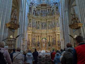 Reparto de monedas en el tradicional San Felices de Viana./