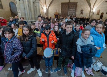Reparto de monedas en el tradicional San Felices de Viana./