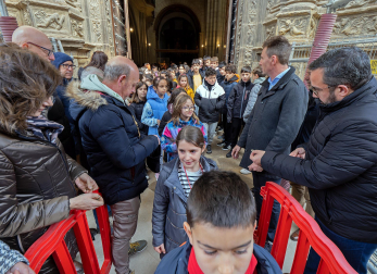 Reparto de monedas en el tradicional San Felices de Viana./