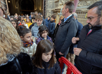 Reparto de monedas en el tradicional San Felices de Viana./