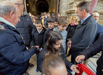 Reparto de monedas en el tradicional San Felices de Viana./