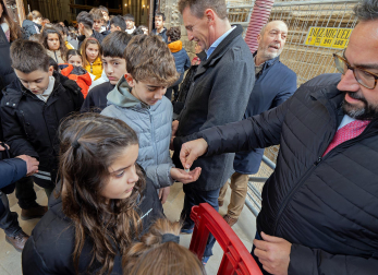 Reparto de monedas en el tradicional San Felices de Viana./