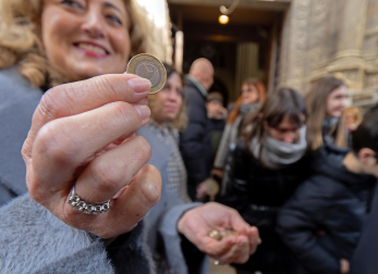 Reparto de monedas en el tradicional San Felices de Viana./