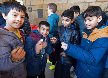 Reparto de monedas en el tradicional San Felices de Viana./