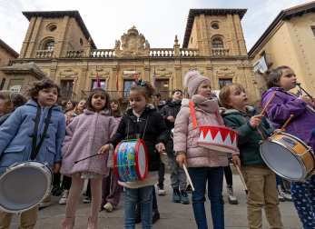 Reparto de monedas en el tradicional San Felices de Viana./