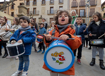 Reparto de monedas en el tradicional San Felices de Viana./