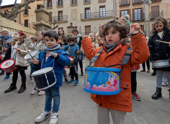 Reparto de monedas en el tradicional San Felices de Viana./