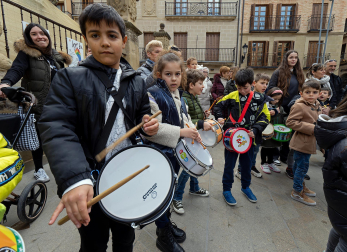 Reparto de monedas en el tradicional San Felices de Viana./