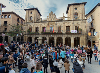 Reparto de monedas en el tradicional San Felices de Viana./