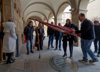 Reparto de monedas en el tradicional San Felices de Viana./
