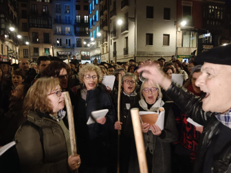 Los coros de Muthiko Alaiak, Iruña Taldea Abesbatza, Jarauta Kantuz y Ortzadar Elkartea se han unido este domingo por la tarde en la plaza consistorial para interpretar las tradicionales coplas de Santa Águeda